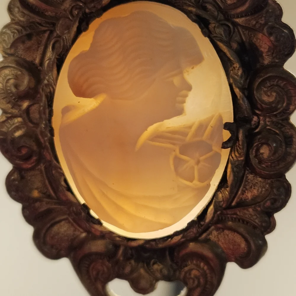 Vtg/Antique Hand Carved Genuine Shell Cameo Brooch